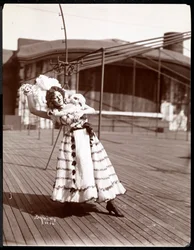 Una actriz en traje ensayando en el techo del que probablemente sea el Teatro de Nueva York, 1900